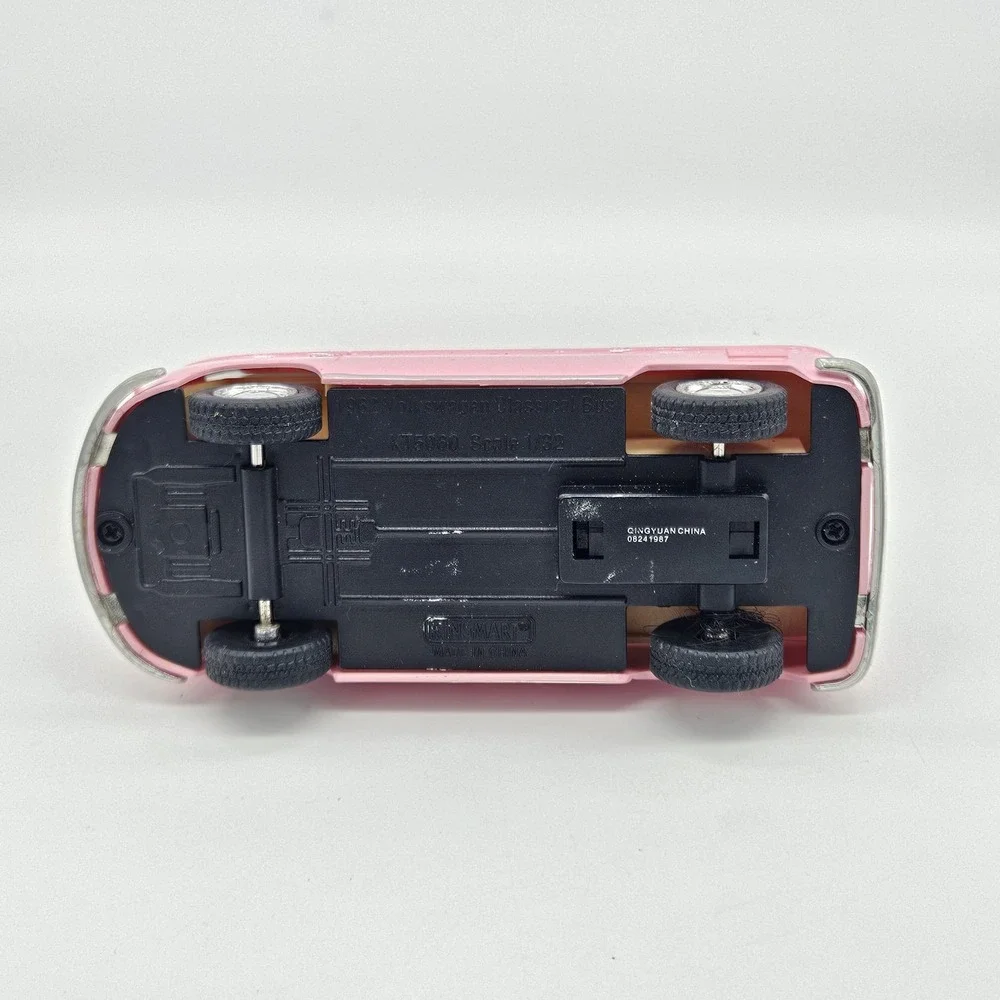 Kinsmart 1962 Volkswagen Classical Bus 1/32 Scale Diecast Pull Back Toy Pink